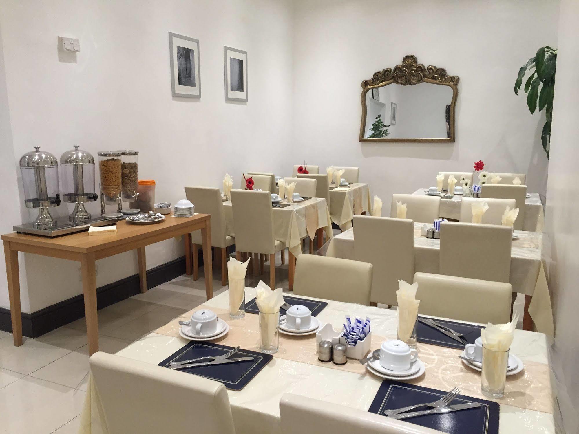 Oyo Firs Lodge London Heathrow Hounslow Eksteriør bilde