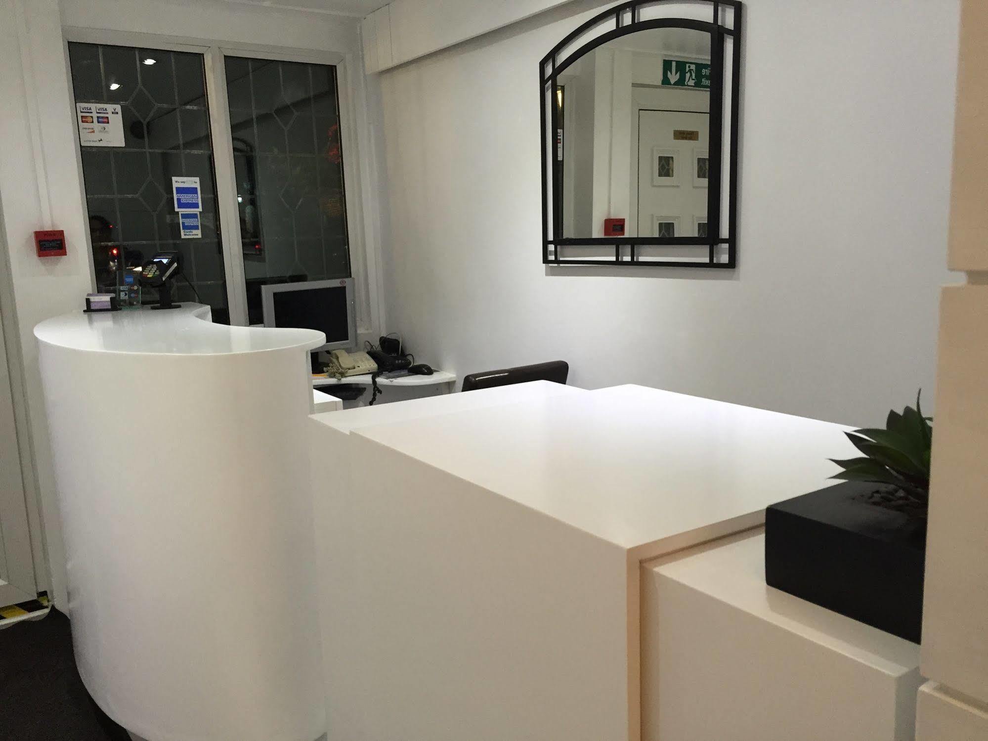 Oyo Firs Lodge London Heathrow Hounslow Eksteriør bilde